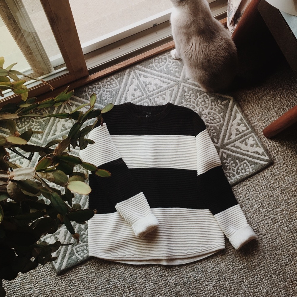 comfy black & white block sweater - size s!